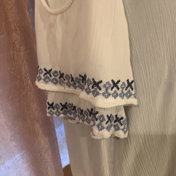 🌹Francesca’s Collection Beautiful White & Blue Embroidered Blouse - Picture 4 of 10